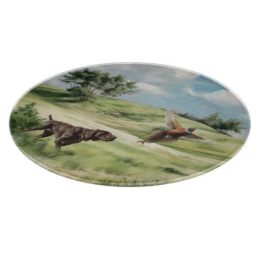 Duitse kortharige pointer die naar een fazant wijs snijplank (Hoek)