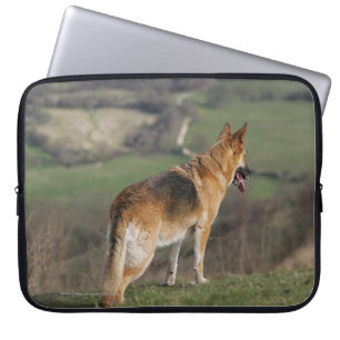 Duitse Shephard die naar beneden kijkt Laptop Sleeve
