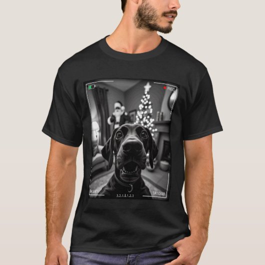 Duitse Staande Pointer Legt Kerstman Vast Op Camer T-shirt (Voorkant)
