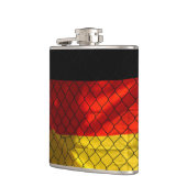 Duitse vlag achter kettingkoppelomheining heupfles (Links)