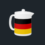 Duitse vlag theepot<br><div class="desc">Voeg een vleugje Duitse elegantie toe aan uw theetijd met onze exclusieve theepot met de vlag van Duitsland! Deze theepot is gemaakt met nauwgezette aandacht voor detail en is meer dan alleen een functioneel item; het is een viering van het erfgoed en de culturele trots van Duitsland. Het elegante ontwerp...</div>