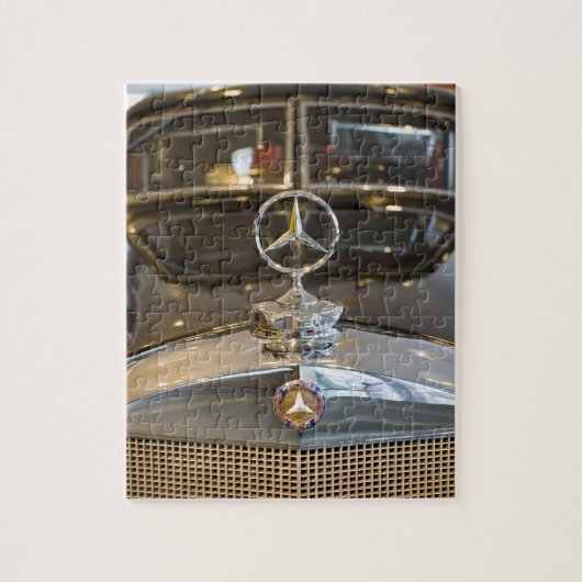 Duitsland, Baden-Wurttemberg, Stuttgart. Mercedes Legpuzzel (Verticaal)