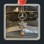 Duitsland, Baden-Wurttemberg, Stuttgart. Mercedes Metalen Ornament<br><div class="desc">COPYRIGHT Walter Bibikow / DanitaDelimont.com | EU10 WBI0330.jpg | Duitsland,  Baden-Wurttemberg,  Stuttgart. Mercedes Benz Museum,  detail van de Mercedes sterkap-versiering.</div>