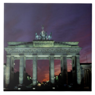 Duitsland, Berlijn. Brandenburger Tor 's nachts. Tegeltje
