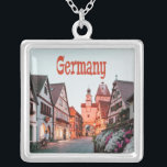 Duitsland rijtjeshuizen zilver vergulden ketting<br><div class="desc">Prachtig afbeelding van Duitsland en schattige kleine huizen met een steenweg.</div>
