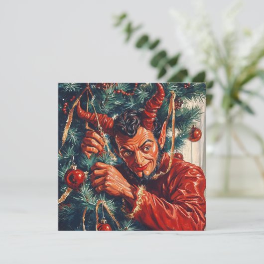 Duivel versiert de kerstboom feestdagenkaart (Staand voorkant)