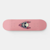 Duivels die de tong tegen een roze achtergrond tre persoonlijk skateboard (Horizontaal)