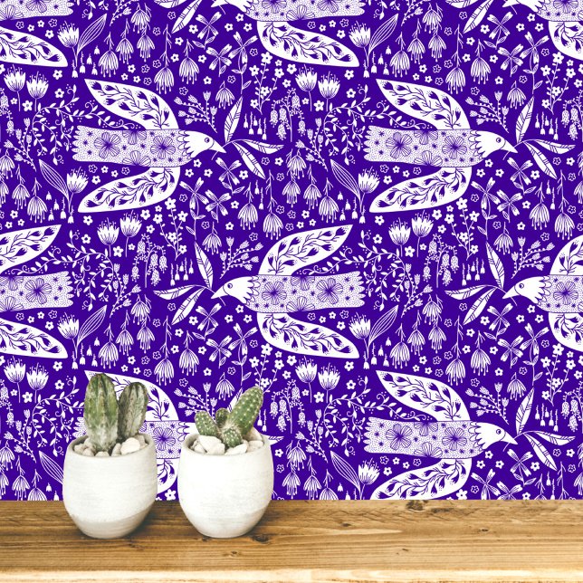 Duiven en Bloemen Wit op Paarse Vogel Kunst Behang (Doves and Flowers pretty folk art style bird and botanical floral pattern peel and stick wallpaper)
