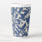 Duiven in wit en blauw  vogelontwerp latte mok (Voorkant)