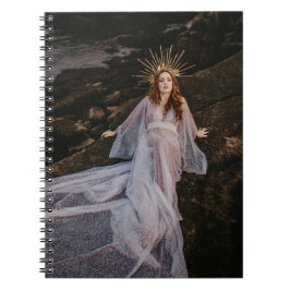 duizelingwekkende vrouwen die op stenen spiraalboe notitieboek