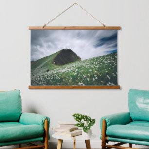Duizenden narcissen over Golica, Slovenië Hangend Wandkleed