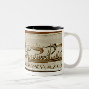 Duke William en zijn vloot kruisen Pevensey Tweekleurige Koffiemok