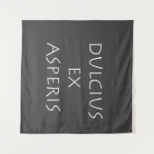 Dulcius ex asperis wandkleed (Voorkant (horizontaal))