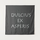 Dulcius ex asperis wandkleed (Voorkant)