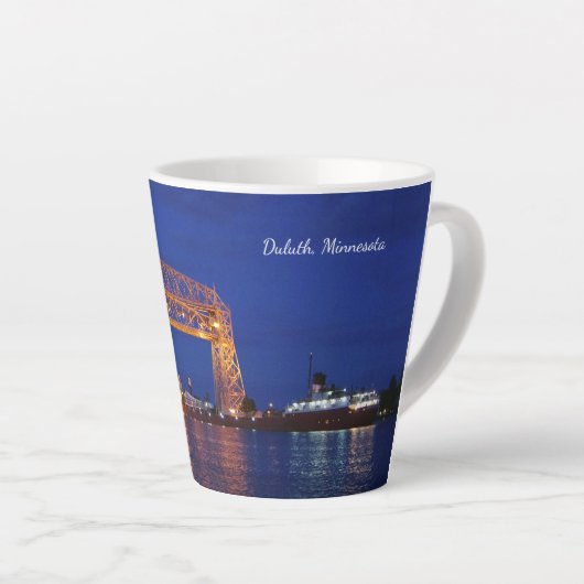 Duluth Aerial Lift Bridge & John G. Munson Latte Mok (Rechterhoek)