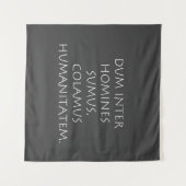 Dum inter homines sumus colamus humanitatem wandkleed (Voorkant (horizontaal))