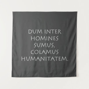 Dum inter homines sumus colamus humanitatem wandkleed
