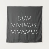 Dum vivimus vivamus wandkleed (Voorkant)
