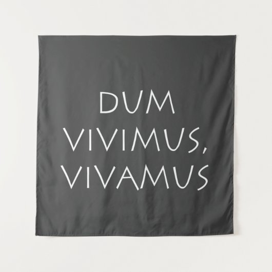Dum vivimus vivamus wandkleed (Voorkant)