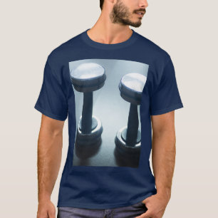 Dumbbell gym metal gewichten in gym health club t-shirt