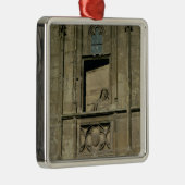 Dummvenster in de ingangsfaçade met een afbeelding metalen ornament (Rechts)