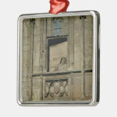 Dummvenster in de ingangsfaçade met een afbeelding metalen ornament (Links)