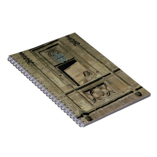 Dummvenster in de ingangsfaçade met een afbeelding notitieboek (Rechterzijde)