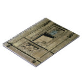 Dummvenster in de ingangsfaçade met een afbeelding notitieboek (Linkerzijde)