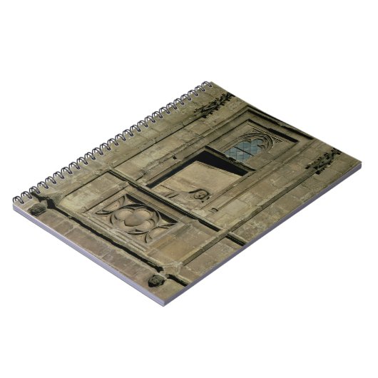 Dummvenster in de ingangsfaçade met een afbeelding notitieboek (Linkerzijde)