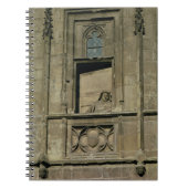 Dummvenster in de ingangsfaçade met een afbeelding notitieboek (Voorkant)