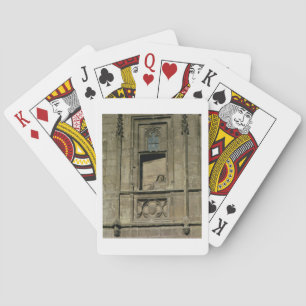 Dummvenster in de ingangsfaçade met een afbeelding pokerkaarten