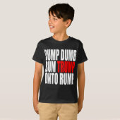 "DUMP DUMB BUM TRUMP ON RUMP" T-SHIRT (Voorkant volledig)