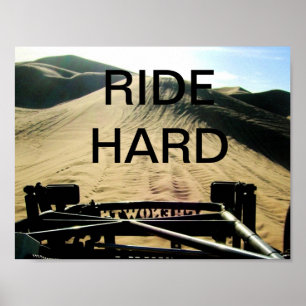 Dune Buggy kijkt naar het Poster "Ride Hard" van d