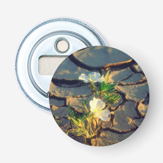 Dune Primrose groeit uit gebarsten modder Button Flesopener (Voorkant)