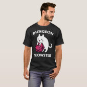 Dungeon Meowster - DnD Dungeon Master Cat met D20 T-shirt (Voorkant volledig)