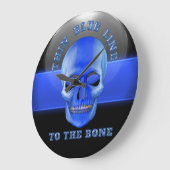 Dunne blauwe lijn naar de botte grote klok (Hoek)