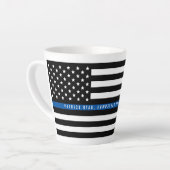 Dunne blauwe lijn politie vlag Monogram Latte Mok (Linkerhoek)