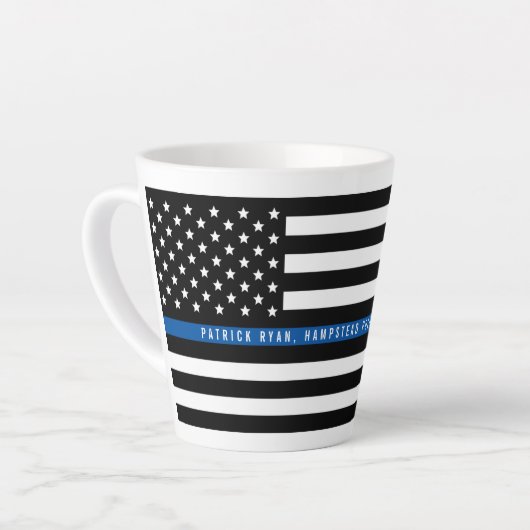 Dunne blauwe lijn politie vlag Monogram Latte Mok (Linkerhoek)