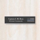 Dunne blauwe lijn - vervormd, met vlag uitgeruste  deurbordje (Voorkant)