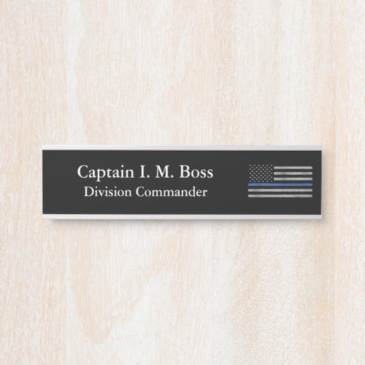 Dunne blauwe lijn - vervormd, met vlag uitgeruste  deurbordje (Voorkant)