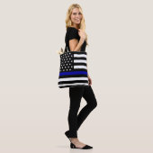 Dunne blauwe lijnvlag tote bag (Op model)
