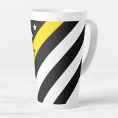 Dunne gele lijn verzender vlag monogram naam latte mok (Rechterhoek)