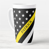 Dunne gele lijn verzender vlag monogram naam latte mok (Linkerhoek)