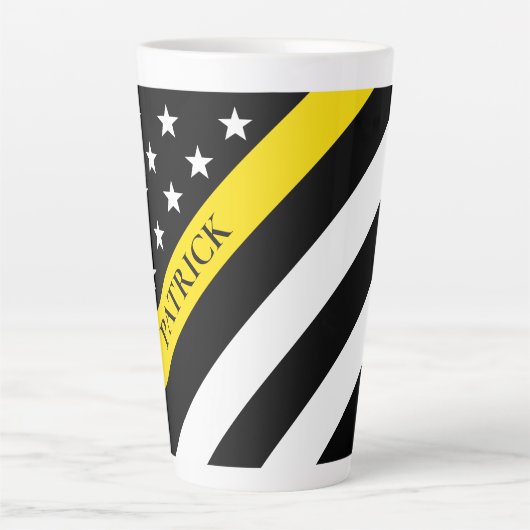 Dunne gele lijn verzender vlag monogram naam latte mok (Voorkant)