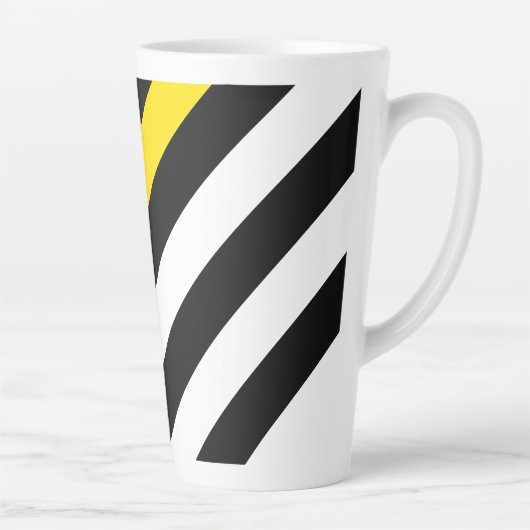 Dunne gele lijn verzender vlag monogram naam latte mok (Rechts)