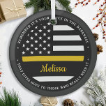 Dunne gouden lijn gepersonaliseerde vlag 911 Dispa Glas Ornament<br><div class="desc">De gouden lijm die het allemaal bij elkaar houdt. Gepersonaliseerd Thin Gold Line Ornament voor 911 dispatchers en politie dispatchers. Personaliseer dit dispatcher ornament met naam en jaar. Deze gepersonaliseerde dispatcher gift is perfect voor de waardering van de politie dispatcher, 911 dispatcher dank u geschenken, en dispatcher pensionering geschenken of...</div>