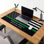Dunne groene lijn gepersonaliseerde militaire offi bureaumat<br><div class="desc">Dunne groene lijn Amerikaanse vlag militaire bureau mat - VS Amerikaanse vlag ontwerp in militaire vlag kleuren.. Perfect voor alle militairen, leger, grensbescherming, grenspatrouille, conserveringsambtenaar, parkranger, wildwachter, federale wetshandhaving. Personaliseer deze dunne groene lijn bureau naam mat met naam, en titel. Perfect voor afstuderen geschenken, promotie geschenken, afdeling desk naam borden...</div>