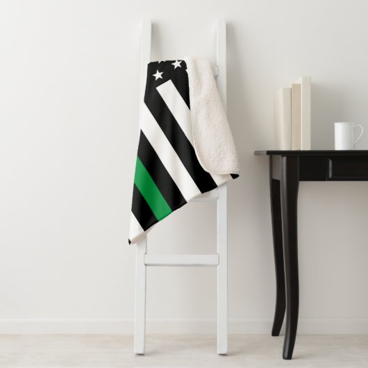 Dunne Groene lijn Militaire Vlag Monogram Groot Sherpa Deken (In situ)