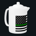 Dunne groene lijn vlag: Patriottische militaire ve Theepot<br><div class="desc">De vlag van de Thin Green Line is een symbool van steun voor het Amerikaanse leger. De dunne groene lijn staat voor de mannen en vrouwen die dienen in de strijdkrachten, het beschermen van het land en zijn burgers. De vlag wordt vaak naast de Amerikaanse vlag getoond als een manier...</div>