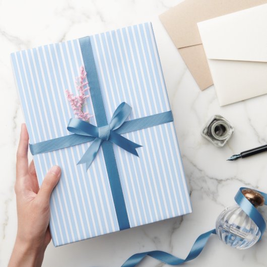 Dunne Lichtblauwe Strepen Cadeaupapier (Geschenken)